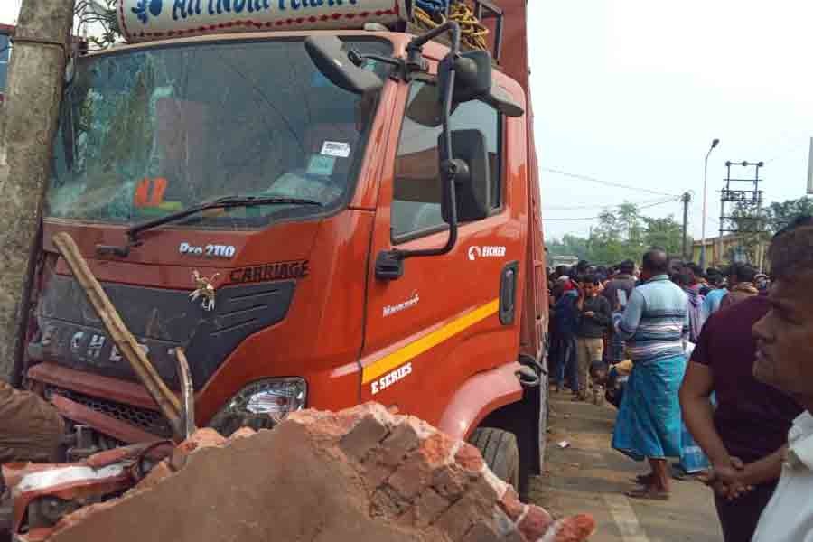 لاری موٹر سائیکل سوار کو ٹکر مار کر سڑک کنارے گھر میں گھس گئی