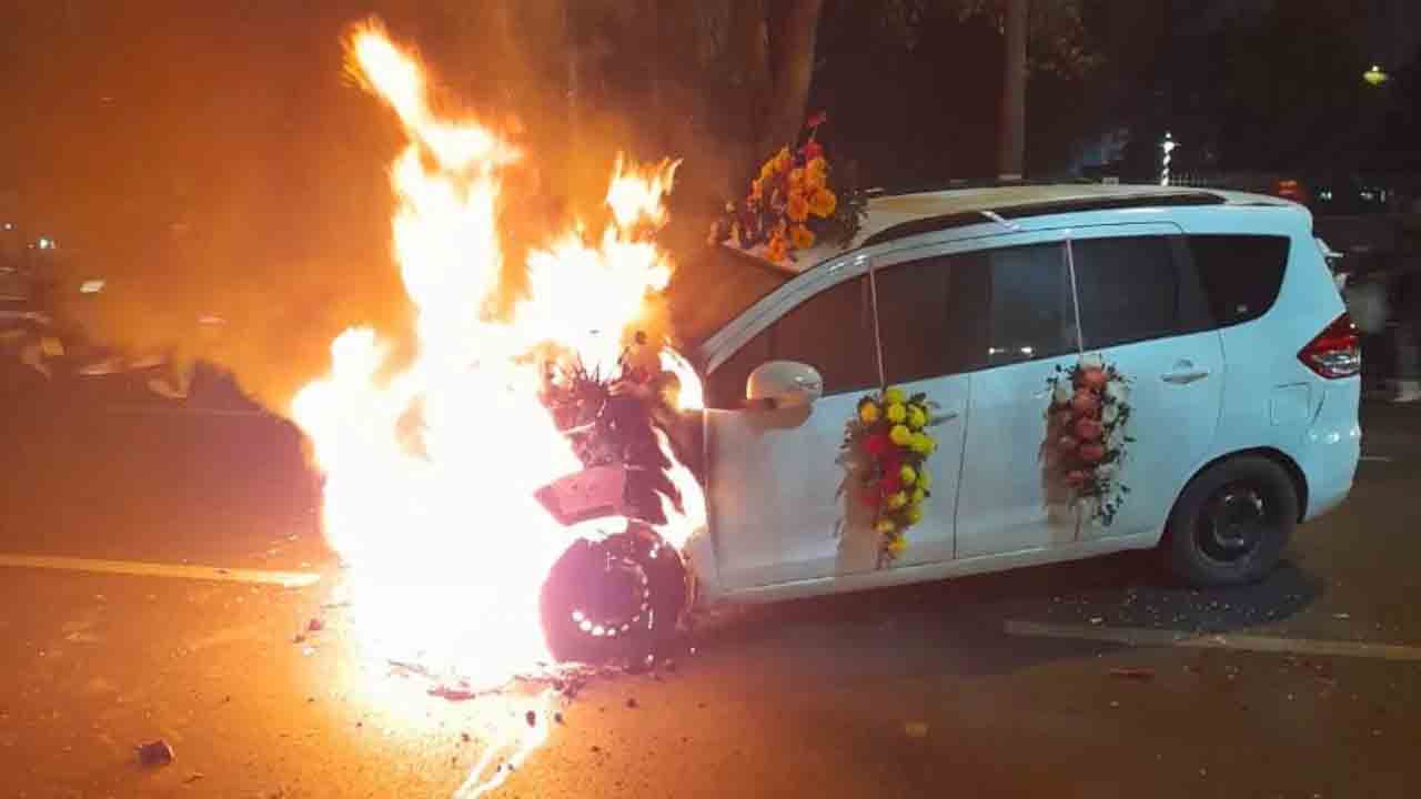 شادی کے لیے جاتے ہوئے دولہے کی گاڑی کو آگ لگ گئی