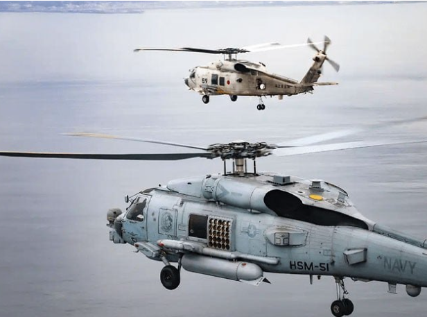 جاپان کے 2 فوجی ہیلی کاپٹرز سمندر میں گر کر تباہ؛ ہلاکتیں