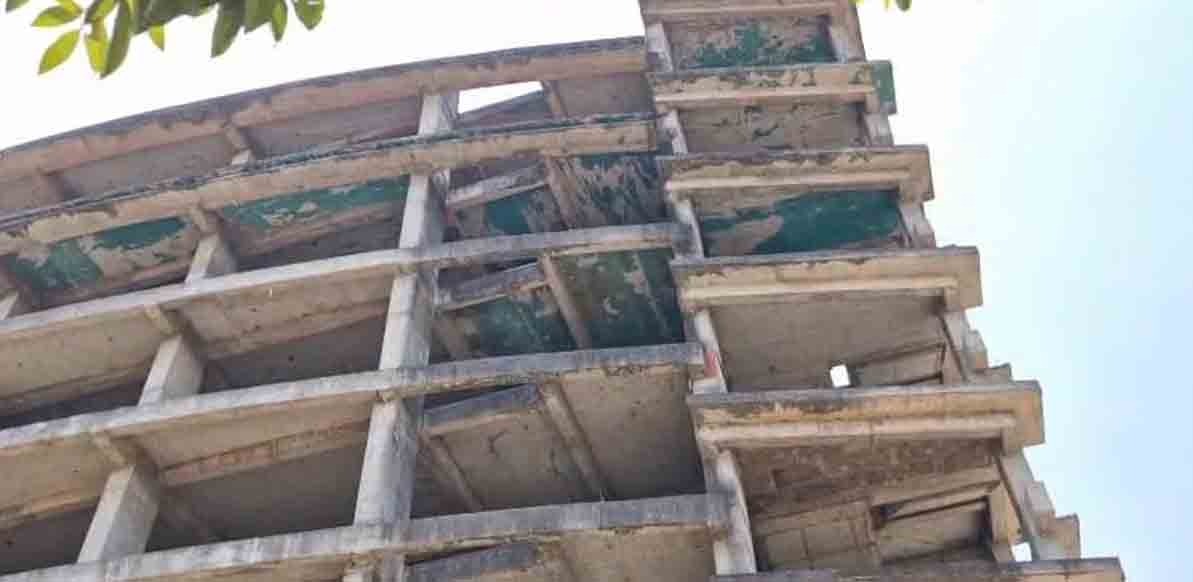 نیو ٹاو¿ن میں متروکہ کثیر المنزلہ عمارت کے نیچے سے نوجوان کی لاش بر آمد