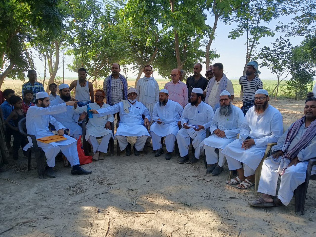 چمپارن کے نیناہا،بنولیاگاؤں میں امارت شرعیہ کی جانب سے  آتشزدگی کے متاثرین کو مالی امداد