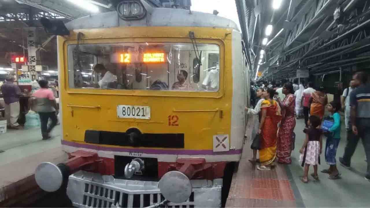 سیالدہ اسٹیشن میں ایک کے بعد ایک ٹرینوں کی کینسل سے مسافروں کو پریشانی کا سامنا کرنا پڑرہا ہے