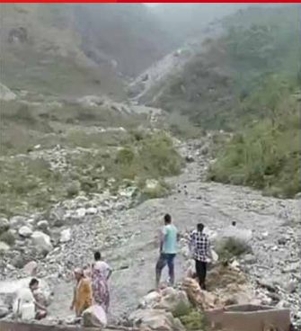ہماچل میں موسلادھار بارش سے راج پور گاؤں میں سیلاب، ملبہ آنے سے مندر غائب