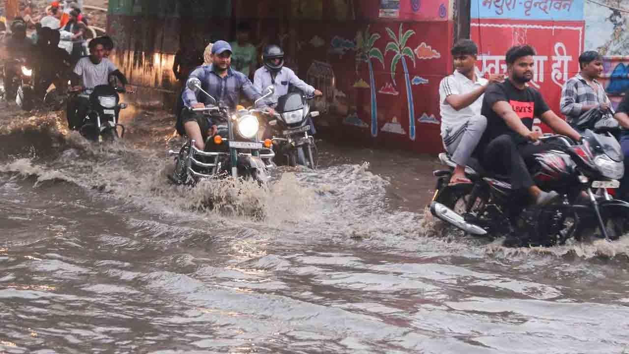 محکمہ موسمیات کے مطابق بنگال میں طوفان کا ایک جوڑا بن گیا ہے، کئی اضلاع میں موسلادھار بارش کی پیش گوئی