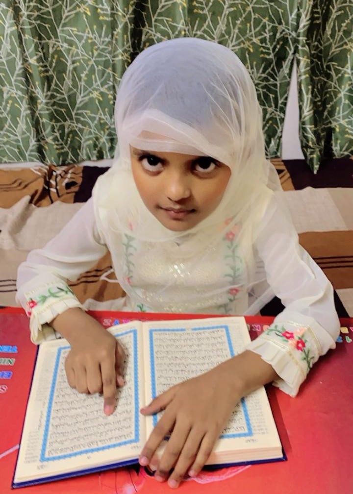 عمائرہ قطب بنت محمد قطب عالم نے 7 سال کی عمر میں ناظرہ قرآن کی تکمیل کرکے پورے خاندان کا نام روشن کی