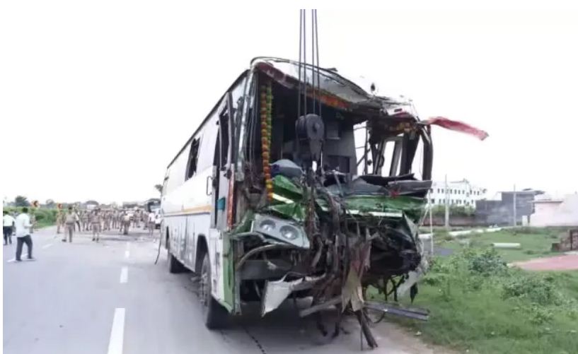 رام پور میں بس کی ٹکر سے چار مسافروں کی موت