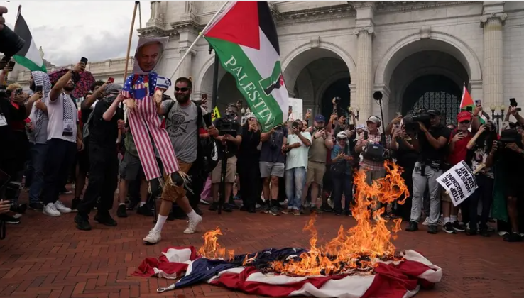 کملا ہیرس نے نیتن یاہو کے خلاف احتجاج کے دوران امریکی پرچم جلانے کی مذمت کر دی
