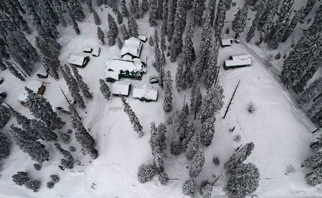 کشمیر میں برف باری سے معمولات زندگی در ہم وبرہم