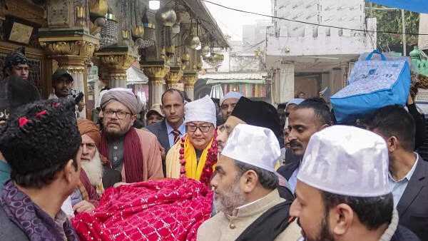 مرکزی وزیر کرن  رجیجو وزیراعظم مودی کی جانب سے چادر لے کر  اجمیر میں حضرت خواجہ معین الدین حسن چشتی کی درگاہ   پہنچے