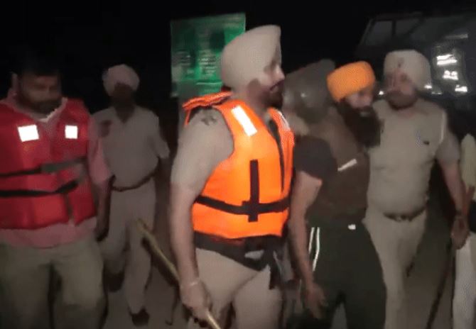 دھرنا دے رہے کسانوں کو پنجاب پولیس نے زور زبردستی ہٹایا،200 کسان زیر حراست،علاقے میں انٹرنٹ کی خدمات معطل