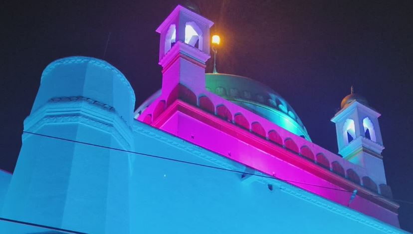 سنبھل میں عید سے قبل رنگ برنگی روشنیوں سے جگمگاتی شاہی جامع مسجد