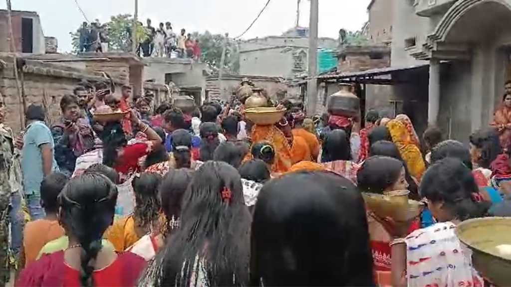 شیڈول کاسٹ کے لوگوں نے شیو مندر میں قدم رکھا