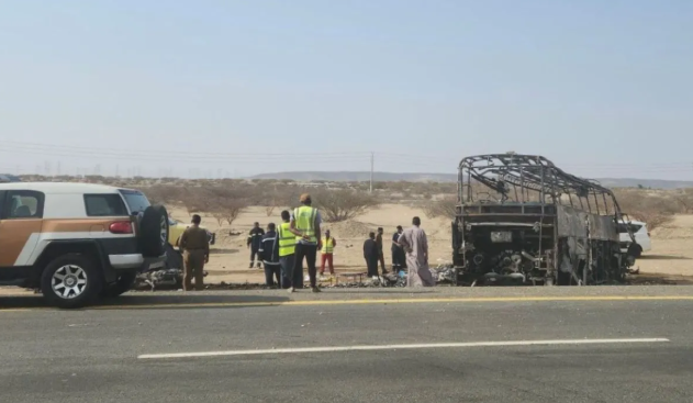 عمرہ زائرین کی بس کو تصادم کے بعد آگ لگ گئی، خوفناک حادثہ