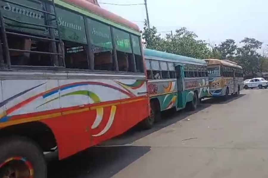 سندربن میں 13 روٹس پر بس منی بسوں کی ہڑتال سے لوگوںکی پریشانی بڑھی