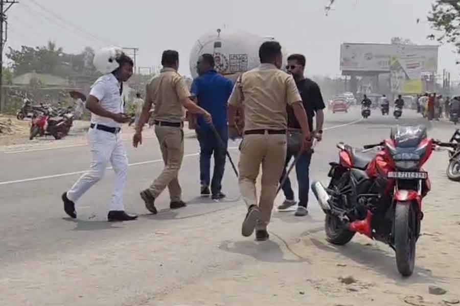حادثے میں خاتون کی موت کے بعد پھولباری بنامیدان جنگ
