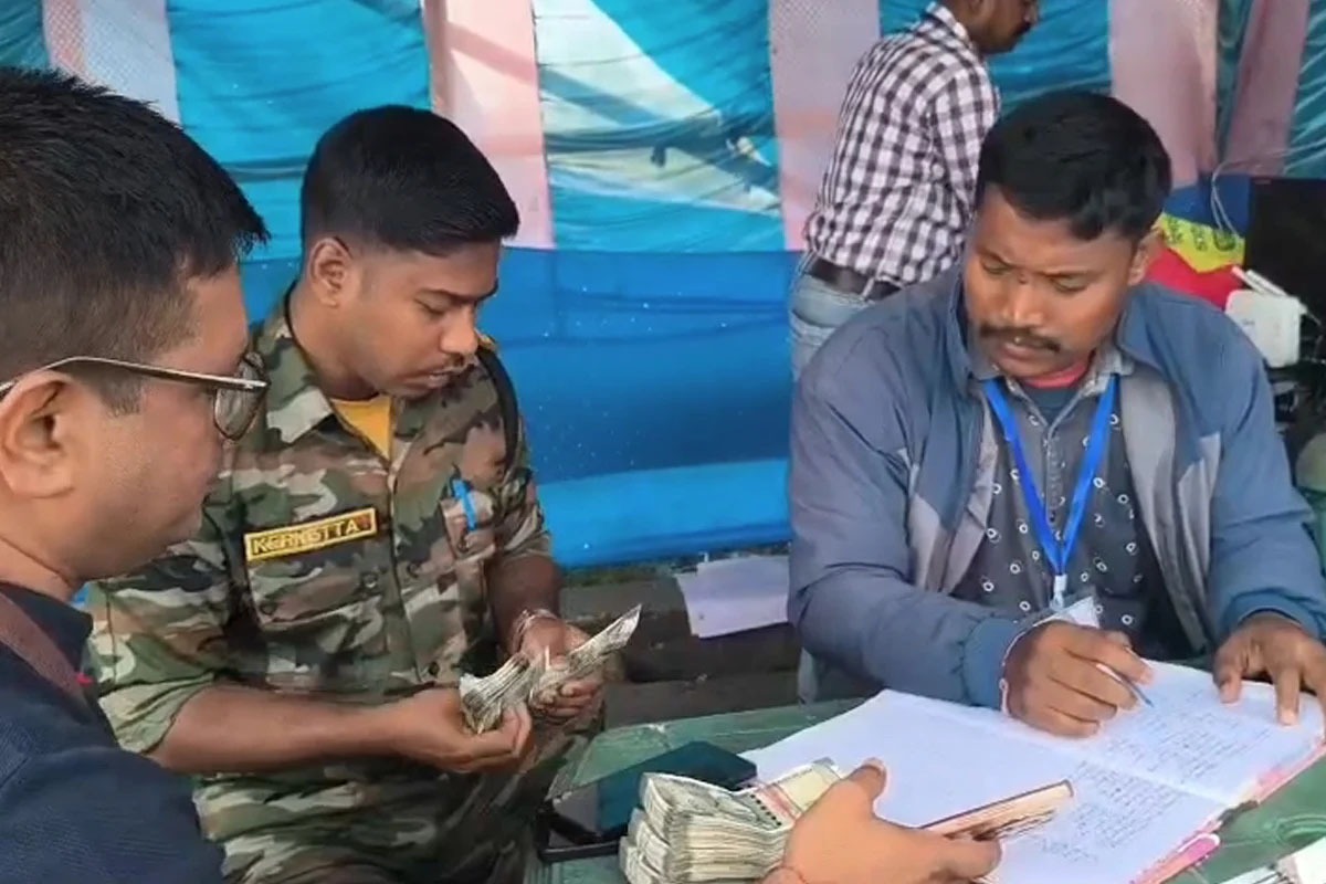 انتخابات سے قبل آسام کی سرحد پر تین گاڑیوں سے بڑی رقم برآمد