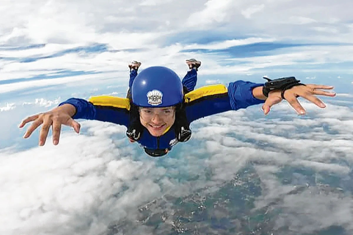 مہیمہ چ چھیتری نے زمین سے 13 ہزار فٹ کی بلندی پر اڑتے ہوئے طیارے سے چھلانگ لگا کر نئی تاریخ رقم کر دی