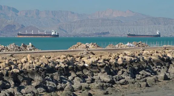 آبنائے ہرمز سوائے ’دشمن کے جہازوں‘ کے سب کے لیے کھلی ہے: ایران