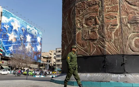 برطانیہ میں جاسوسی کے الزام میں دو افراد کی گرفتاری کے بعد ایرانی سفیر کی دفترِ خارجہ طلبی