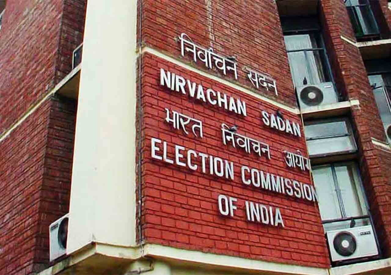 مغربی بنگال میں تبادلوں کے تنازعہ کے درمیان الیکشن کمیشن نے 73 ریٹرننگ افسران کو ہٹا دیا