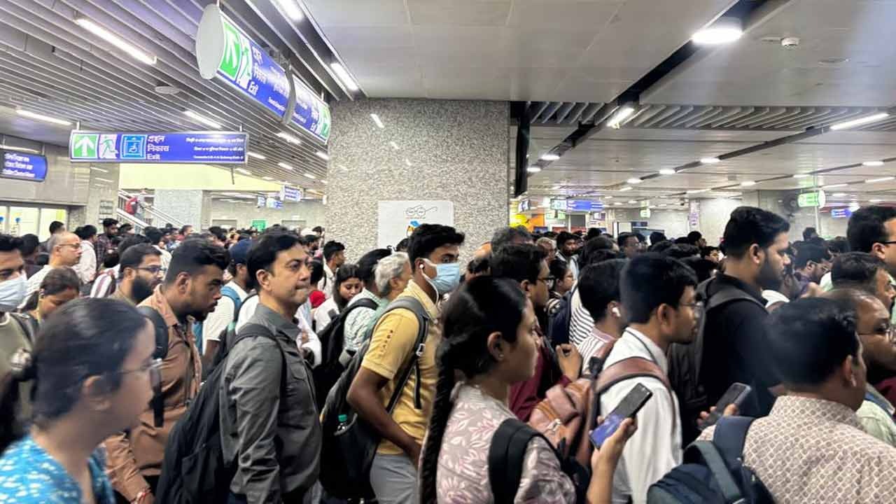 ہاوڑہ میٹرو اسٹیشن کے گیٹ اچانک بندہوگیا