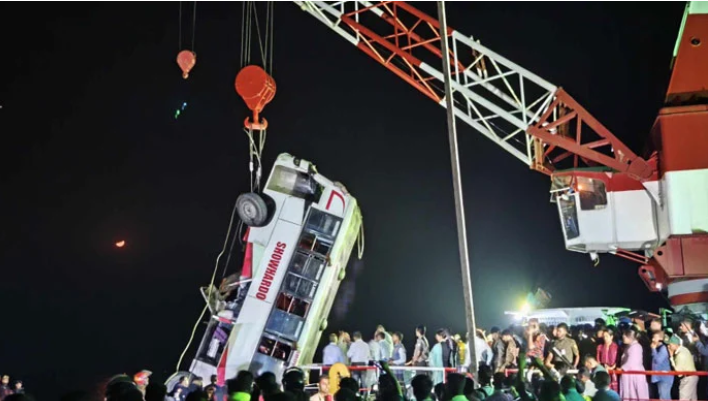 بنگلادیش: بس دریا میں جا گری، 23 مسافر جاں بحق