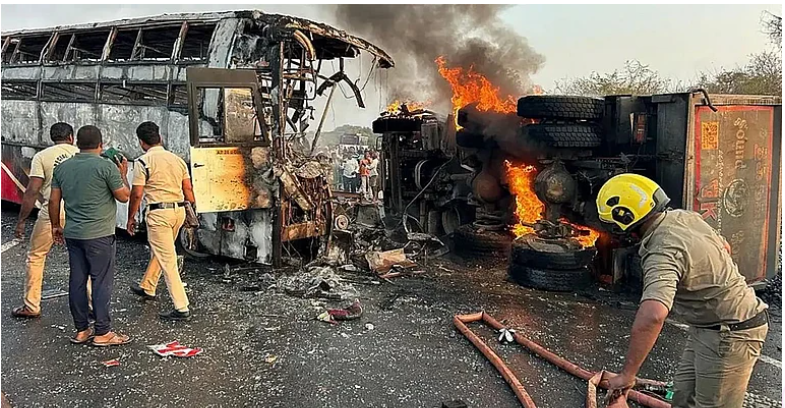 آندھرا پردیش میں خوفناک حادثہ، ڈمپر سے ٹکر کے بعد بس بنی آگ کا گولہ، 14 مسافروں کی موت، 20 زخمی