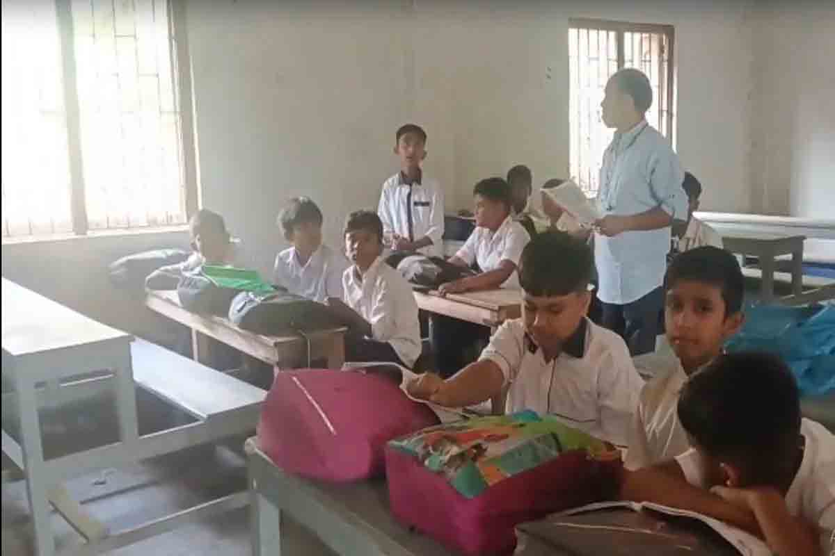 ووٹنگ کے لیے مرکزی فورسز کا اسکول پر قبضہ! اساتذہ نے کلاسز جاری رکھنے کے لیے پورے اسکول کو شفٹ کر دیا