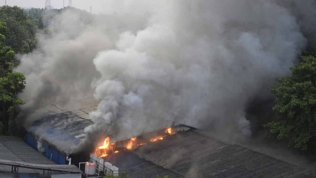 کولکتہ کے تاراتلا میں ایف سی آئی گودام کے قریب آتشزدگی