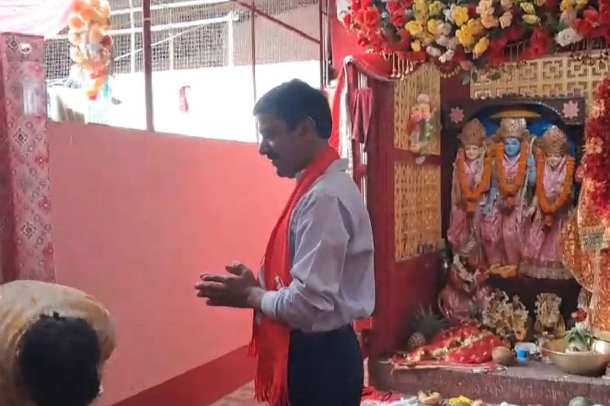 ووٹ کےلئے سی پی ایم امیدوار بھگوان کے شرن میں