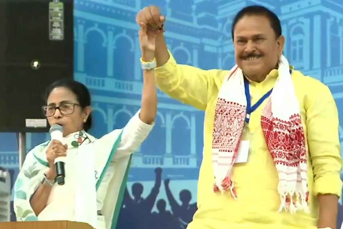 بیٹے سے کہنا لال بتی والی گاڑی استعمال نہ کرے‘، انتخابی اسٹیج سے امیدوار کو ممتا کی وارننگ