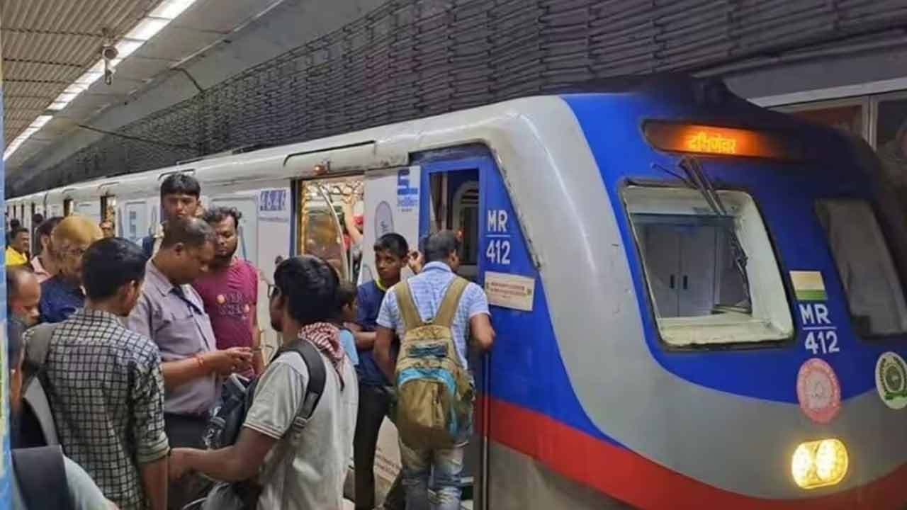 میٹرو میں ایک بار پھر خلل،بریک پھنسنے سے مسافر پریشان