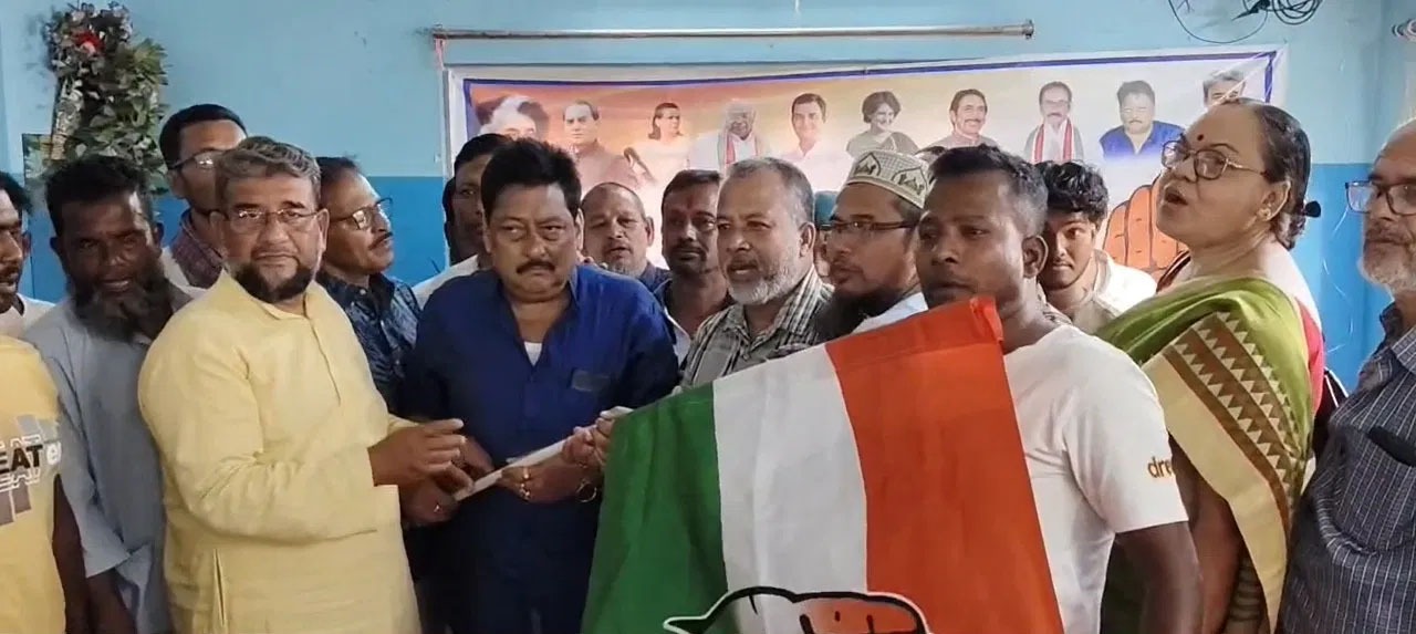 کانگریس: بشیر ہاٹ میں ترنمول اور بی جے پی میں بڑی دراڑ، انتخابات سے قبل سینکڑوں کارکنان 'ہاتھ' کے ساتھ