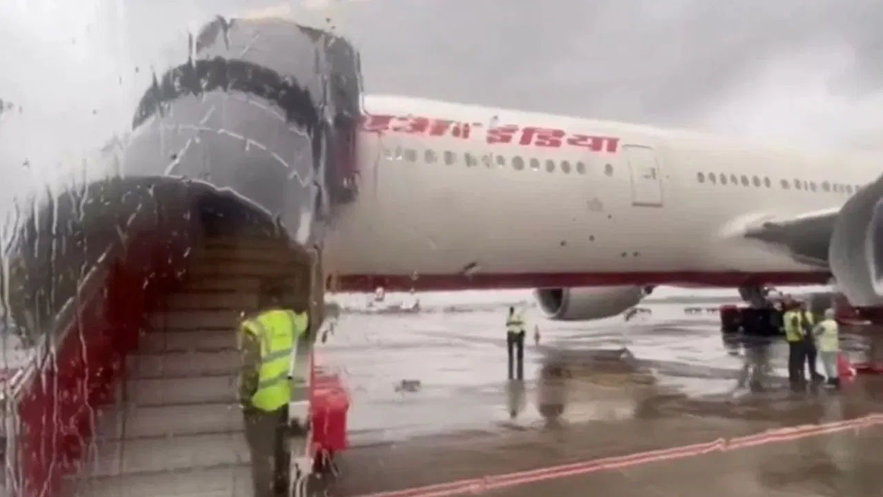 کولکتہ ایئرپورٹ: کولکتہ آنے والی پروازوں کا رخ موڑ دیا گیا، طیارے بنگلہ دیش میں اتارے گئے