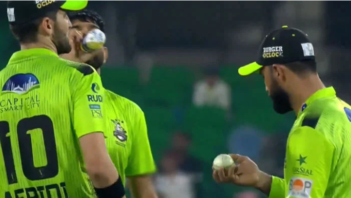 گیند سے چھیڑ چھاڑ: لاہور قلندرز کے فخر زمان کو لیول تھری جرم پر چارج کردیا گیا