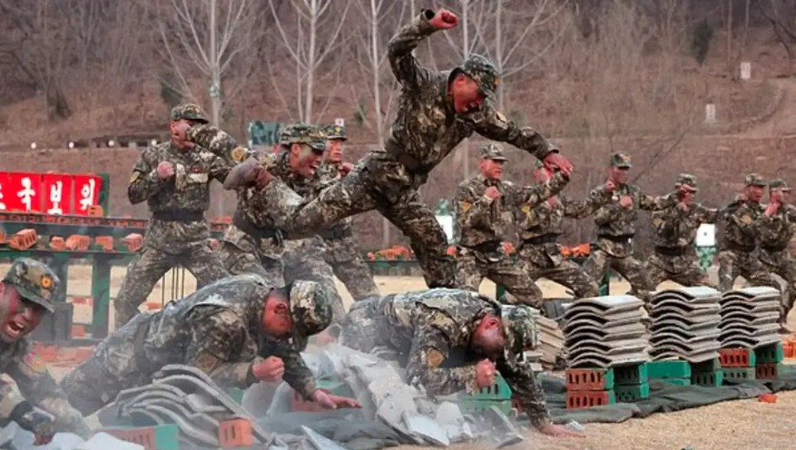 شمالی کوریا کے فوجیوں کا ’سفاکانہ‘ جنگی مظاہرہ، کِیم جونگ اون خوشی سے سرشار