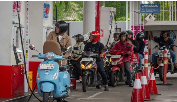 انڈونیشیا کا ملک میں ایندھن کی راشن بندی کا اعلان، ملازمین کو ایک دن گھر سے کام کی ہدایت