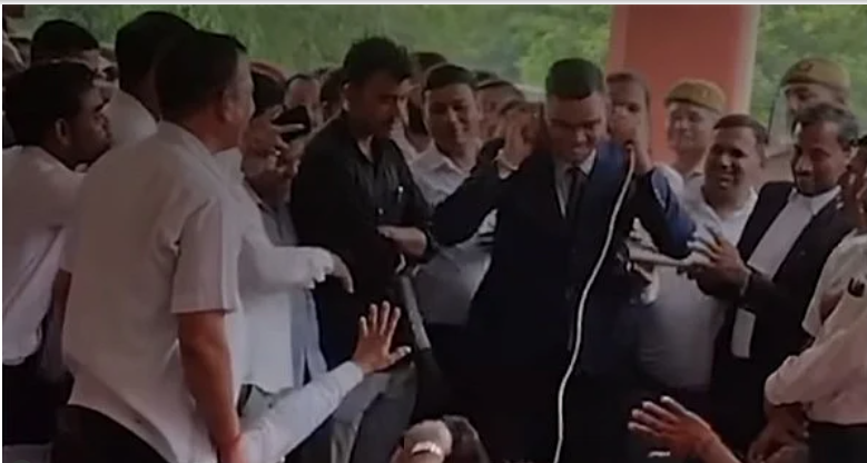 یوپی: 2022 بیچ کے آئی اے ایس رنکو سنگھ راہی نے دیا استعفیٰ، ایس ڈی ایم رہتے ہوئے وکیلوں کے سامنے کی تھی ’اُٹھک بیٹھک‘