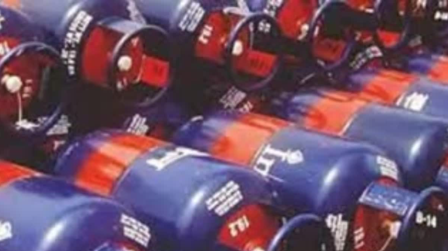 جاگتے ہی مہنگائی کا دھچکا: گیس سلنڈر کی قیمتوں میں زبردست اضافہ