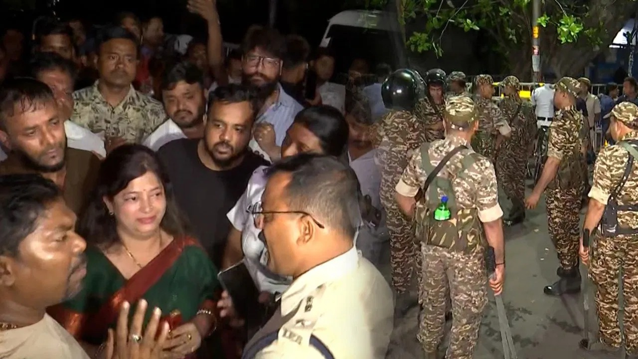 سی ای او دفتر کے باہر فارم 6 کو لے کر ٹی ایم سی اور بی جے پی کے درمیان زبردست ہنگامہ آرائی!