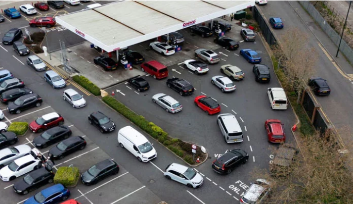 مشرق وسطیٰ میں جنگ، برطانیہ کے مختلف پیٹرول اسٹیشنوں پر گاڑیوں کی لمبی قطاریں