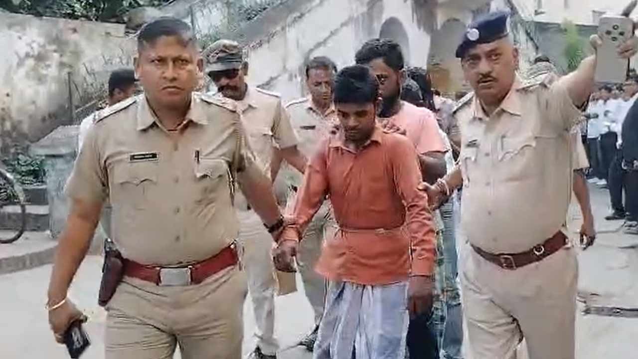 ایس آئی آر میں نام ڈیلیٹ ہوگیا، احتجاج کرنے پر پولس نے پکڑ لیا