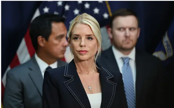 ٹرمپ نے امریکی اٹارنی جنرل پام بانڈی کو عہدے سے ہٹا دیا