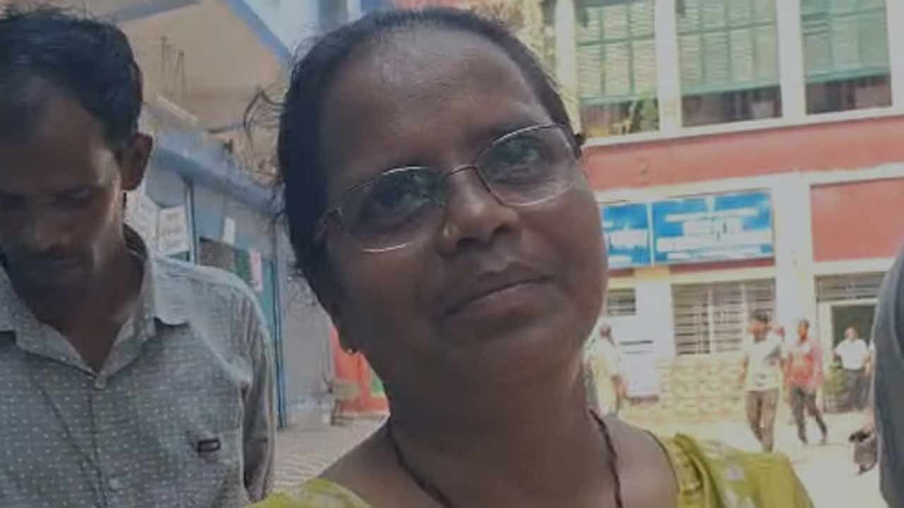 نامزدگی فارم جمع کرنے کے جلوس میں جوتا کھو گیا، ترنمول کی خاتون رکن پارلیمنٹ کو ننگے پاوں چلنا پڑا