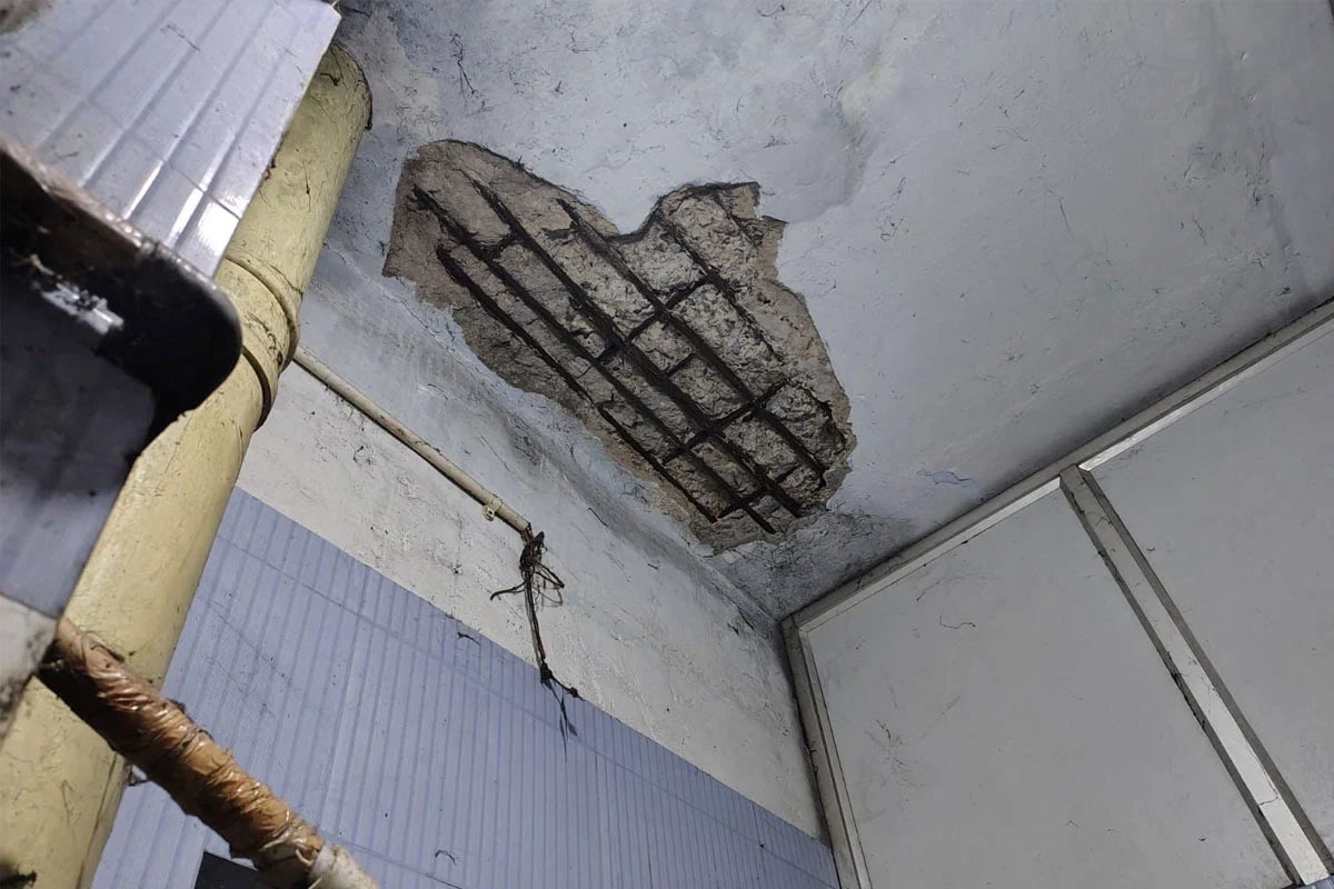 این آر ایس ہسپتال کے سی سی یو کی چھت کا حصہ گرنے سے 12 مریض بال بال بچے