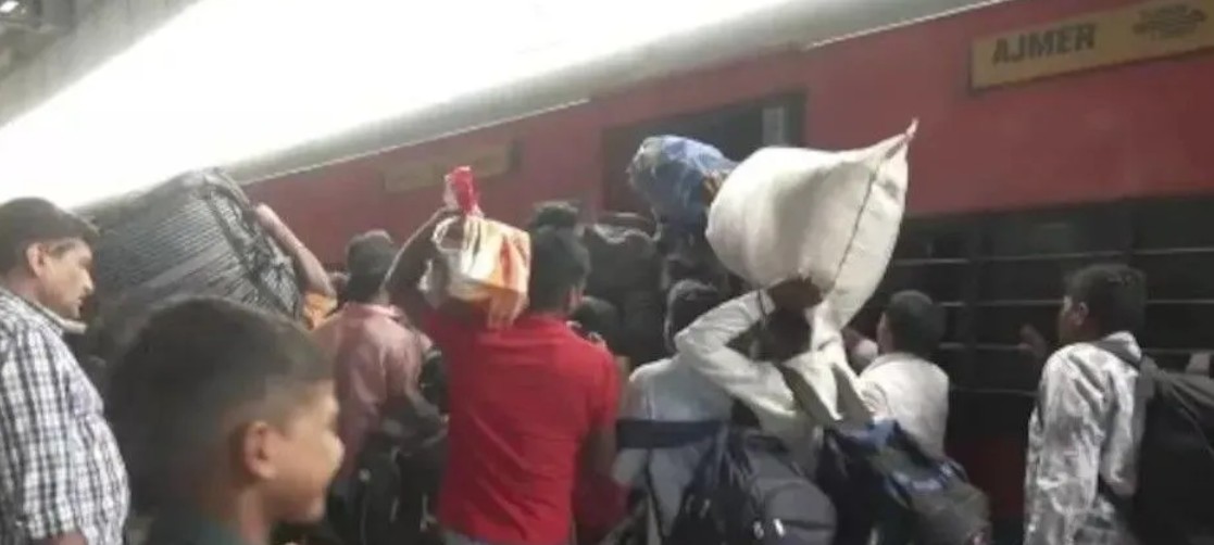 آگھر لوٹ چلیں: ایل پی جی بحران۔فیکٹریوں میں تالا، ریلوے اسٹیشنوں پر مزدوروں کی بھیڑ، بھگدڑ جیسے حالات