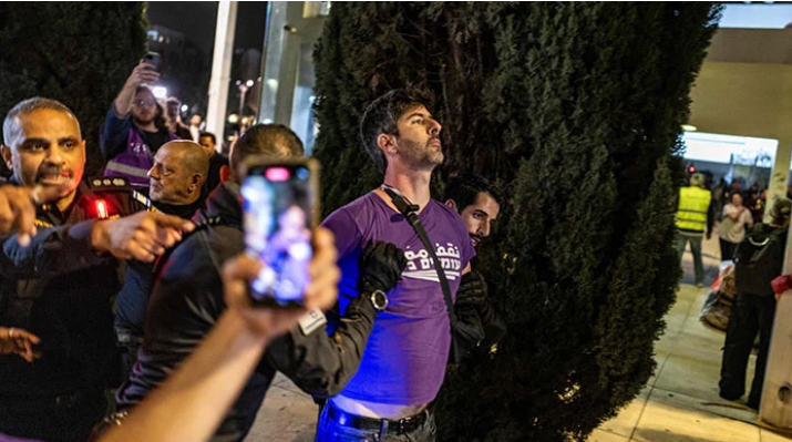 اسرائیل : جبری بھرتی کے خلاف احتجاج میں فوجی بھرتی مرکز کے سامنے بھگدڑ مچ گئی