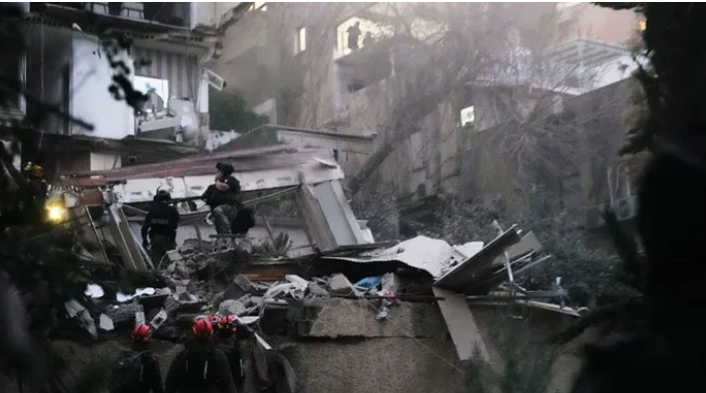 اسرائیل میں ایرانی بیلسٹک میزائل حملے سے 7 منزلہ عمارت زمین بوس ہوگئی، 4 افراد زخمی