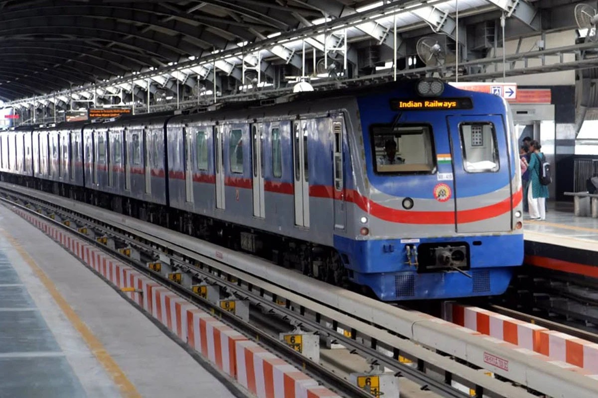 میٹرو کی بلیو لائن پر خودکشی کی کوشش