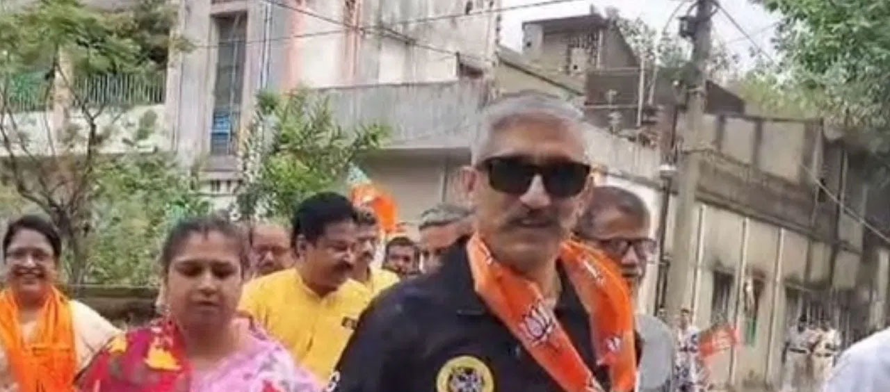 بی جے پی کے امیدوار کے این ایس جی  ٹریک سوٹ پہن کر انتخابی مہم چلانے پر تنازع